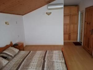 sypialnia z łóżkiem w pokoju w obiekcie Guest House Bojana w Trojanie