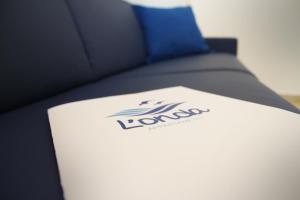a close up of a toyota logo on a bed at Appartamento L'ONDA - 3 in Fezzano