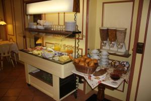 a kitchen with a buffet with food on a table at Hotel Christiansen in Tinnum