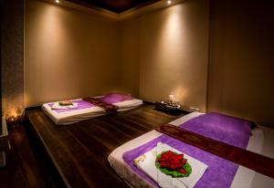Postel nebo postele na pokoji v ubytování The Eclipse Boutique Suites