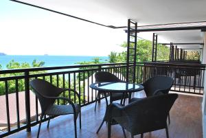 einen Balkon mit Stühlen, einem Tisch und Meerblick in der Unterkunft Altamare Dive and Leisure Resort Anilao in Mabini