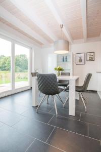 eine Küche und ein Esszimmer mit einem Tisch und Stühlen in der Unterkunft Ferienhaus Hafenkante mit Sky in Nordhorn