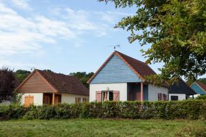 une maison avec un toit bleu dans l'établissement Marina Holyder, à Giffaumont