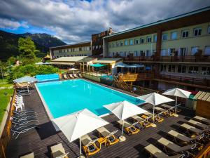 Vaizdas į baseiną apgyvendinimo įstaigoje Village Vacances Passion Les 4 Saisons Resort & Spa arba netoliese