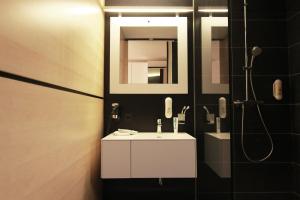 Koupelna v ubytování MN Hotel by WMM Hotels + 16 fotografií