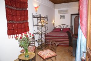 Un pat sau paturi într-o cameră la Riad Attarine