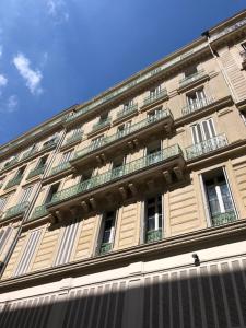 ein großes Gebäude mit seitlichen Fenstern in der Unterkunft 10 rue Chevalier Roze in Marseille