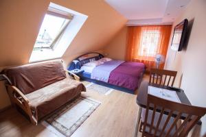 Кровать или кровати в номере Žvejo namas