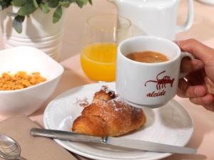 Hommikusöögi valikud saadaval majutusasutuse Hotel Ristorante Alcide külastajatele