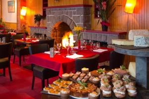 Restaurant ou autre lieu de restauration dans l'établissement Logis Du Puy Ferrand