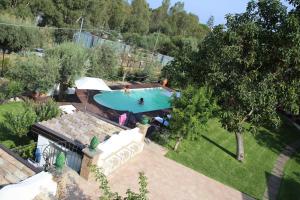 una vista aérea de una piscina en un patio en Avocado B&B Beyond, en Giardini Naxos