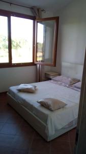 カパルビオにあるIl Chiosco Gialloのベッドルーム1室(ベッド2台、窓2つ付)