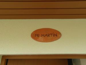 Ein Schild, auf dem steht: "Rip marin hängt über einer Tür." in der Unterkunft Apartma Pr Martin in Begunje