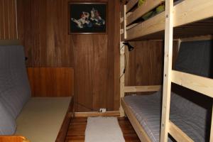 Pokój z łóżkiem piętrowym i 2 łóżkami piętrowymi w obiekcie Bergheim Two-Bedroom Cottage w mieście Birkeland