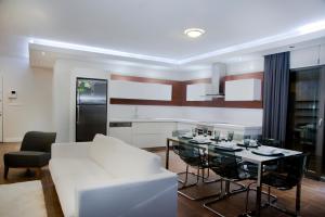 uma sala de estar com um sofá branco e uma mesa em Pine City Residence em Kusadasi