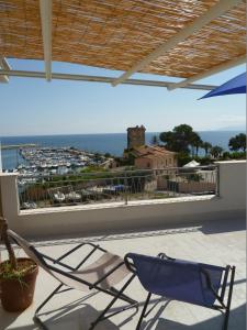 une chaise sur un balcon avec vue sur l'océan dans l'établissement Casa Michela, sea-view apartments, à Trabia