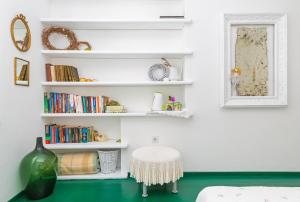 Habitación con estanterías blancas y suelo verde en Apartment and Rooms Lapad, en Dubrovnik