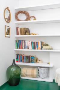 una habitación con estanterías blancas llenas de libros en Apartment and Rooms Lapad, en Dubrovnik