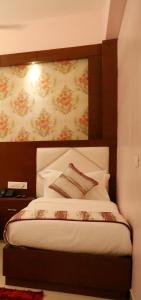 Gulta vai gultas numurā naktsmītnē Hotel Varanasi Inn