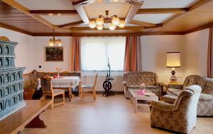 ein Wohnzimmer mit einem Tisch und Stühlen in der Unterkunft Bungalow & Apartments "Am Deber" Velden - Augsdorf in Velden am Wörthersee