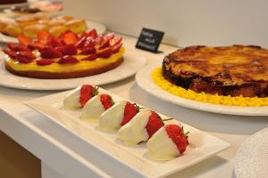 una mesa cubierta con platos de postres y pasteles en Hotel Concord, en Riccione