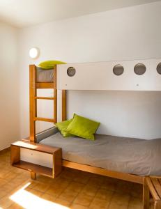 Poschodová posteľ alebo postele v izbe v ubytovaní Village Vacances Leo Lagrange
