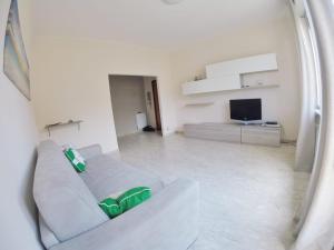 een woonkamer met een bank en een televisie bij Casa Claudia in La Spezia