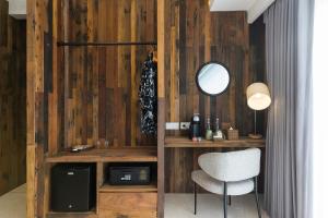 a room with a desk and a mirror and a chair at ARTOTEL Haniman Ubud in Ubud