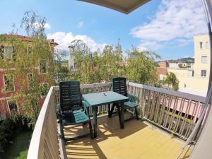 twee stoelen en een tafel op een balkon bij Casa Claudia in La Spezia