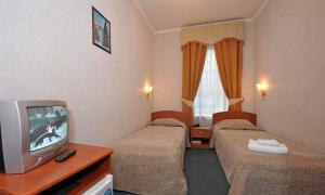 Habitación de hotel con 2 camas y TV en Амулет на Большом, en San Petersburgo