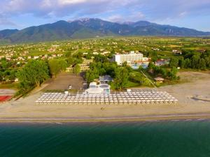 una vista aerea su una spiaggia con un resort di Olympian Bay Grand Resort a Leptokarya