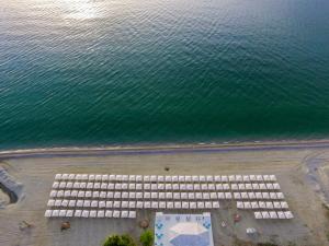 eine Luftansicht eines Docks am Strand in der Unterkunft Olympian Bay Grand Resort in Leptokaryá