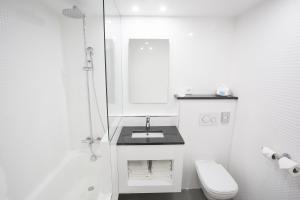 
A bathroom at BEST WESTERN PLUS CANNES RIVIERA & SPA
