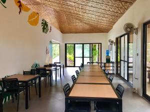 莫阿尔博阿Casa de Moalboal的窗户房间里一排桌椅