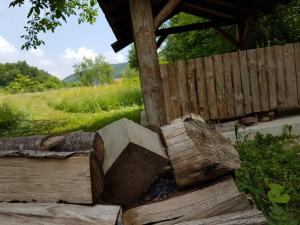 un montón de troncos sentados junto a una valla de madera en Eko House Dobrenica, en Bihać