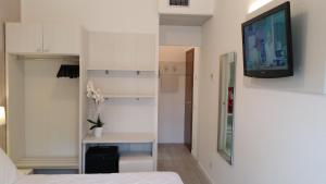Televízia a/alebo spoločenská miestnosť v ubytovaní Hotel Acapulco