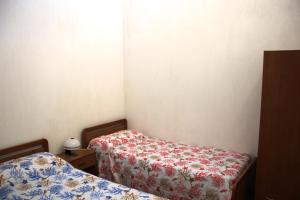 una piccola camera con due letti in una camera da letto di Marina Novaglie - 300m mare a Gagliano del Capo