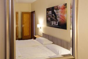 a mirror reflection of a bed in a hotel room at Euro Youth Hotel Munich in Munich +41 photos
