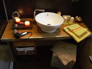 een badkamer met wastafel en kaarsen bij Ferienwohnung _ Kartenraum _ Objek in Warnemünde