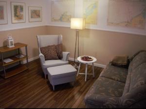 ヴァーネミュンデにあるFerienwohnung _ Kartenraum _ Objekのソファと椅子とテーブルのあるリビングルーム
