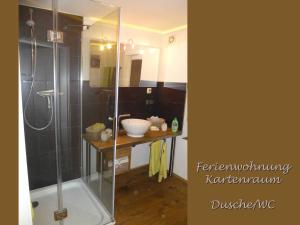 ヴァーネミュンデにあるFerienwohnung _ Kartenraum _ Objekのバスルーム(ガラス張りのシャワー、シンク付)