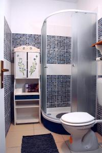 Ett badrum på MaraMare Apartments