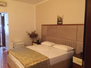una camera da letto con un letto grande in una stanza di Hotel Pishat e Buta a Golem