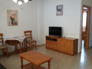 uma sala de estar com televisão num armário de madeira em Calle Miguel Delibes em San Bartolomé