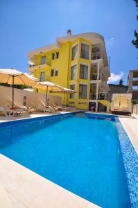 Bazén v ubytování Villa Medusa Apartments nebo v jeho okolí