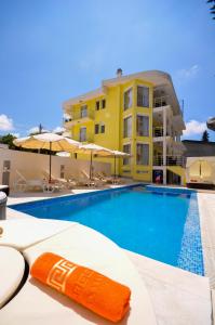 Bazén v ubytování Villa Medusa Apartments nebo v jeho okolí