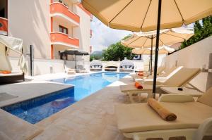 Bazén v ubytování Villa Medusa Apartments nebo v jeho okolí