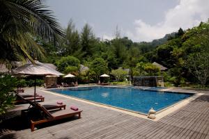 Bazén v ubytování Khaolak Paradise Resort - SHA Extra Plus nebo v jeho okolí
