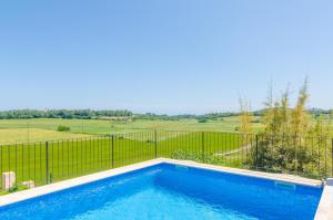 The swimming pool at or close to Es Pont Den Teulari Nou