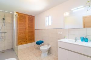 A bathroom at Es Pont Den Teulari Nou